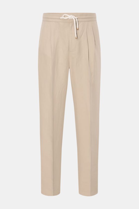 Brunello Cucinelli Jogpants 'Leisure Fit' beige, frontale Nahaufnahme, Twill aus Leinen und Baumwolle, schmal zulaufend, hoher Bund mit Tunnelzug, kurze Länge, doppelte Bundfalte, französische Taschen, Leistentaschen am Gesäß. Brunello Cucinelli Jogpants 'Leisure Fit' beige, frontale Nahaufnahme, Twill aus Leinen und Baumwolle, schmal zulaufend, hoher Bund mit Tunnelzug, kurze Länge, doppelte Bundfalte, französische Taschen, Leistentaschen am Gesäß.