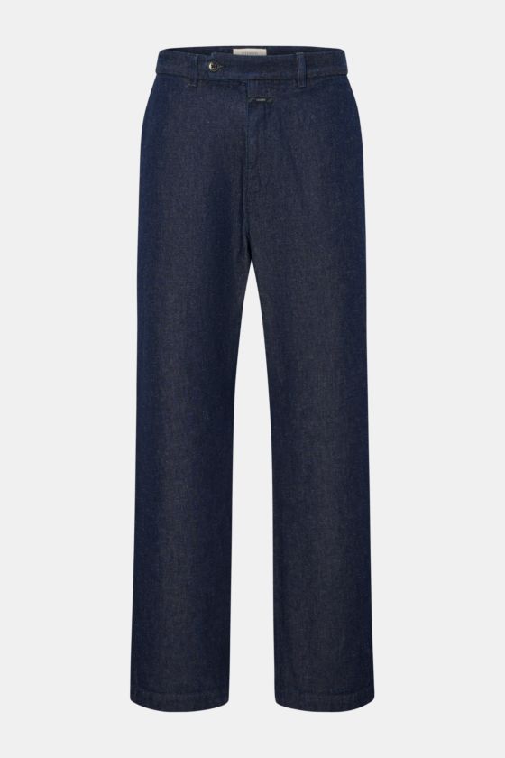 Frontale Aufnahme der Closed Jeans 'Fairport' navy aus robustem Baumwoll-Leinen-Mix mit Regular Fit, geradem Schnitt, Reißverschluss, Bundknopf, französischen Taschen, geknöpfter Gesäßtasche und typischem CLOSED-Weblabel. Denim mit griffiger Haptik, viels Frontale Aufnahme der Closed Jeans 'Fairport' navy aus robustem Baumwoll-Leinen-Mix mit Regular Fit, geradem Schnitt, Reißverschluss, Bundknopf, französischen Taschen, geknöpfter Gesäßtasche und typischem CLOSED-Weblabel. Denim mit griffiger Haptik, viels