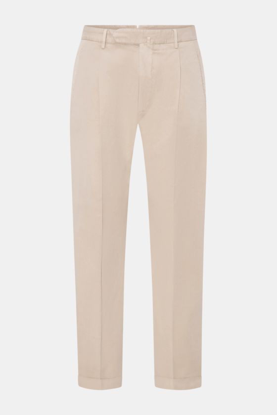 Santaniello Chino 'Arsenio' beige, frontale Ansicht, weicher Baumwoll-Twill, einfache Bundfalte, paspelierte Taschen, tapered Fit, knöchellang, fixierter Saumaufschlag. Santaniello Chino 'Arsenio' beige, frontale Ansicht, weicher Baumwoll-Twill, einfache Bundfalte, paspelierte Taschen, tapered Fit, knöchellang, fixierter Saumaufschlag.