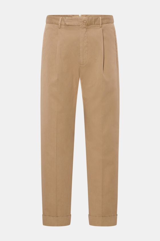 Santaniello Chino 'Arsenio' hellbraun, frontale Ansicht, knöchellang, feiner Baumwoll-Twill mit Bundfalte, Taschen, Saumaufschlag, Tapered Fit. Santaniello Chino 'Arsenio' hellbraun, frontale Ansicht, knöchellang, feiner Baumwoll-Twill mit Bundfalte, Taschen, Saumaufschlag, Tapered Fit.