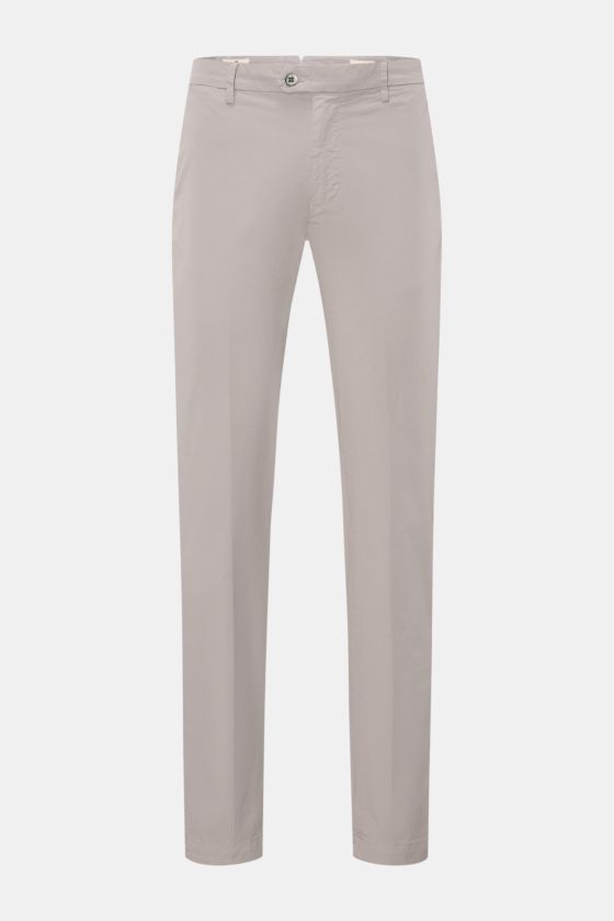 Mason's Chino 'New York Style' hellgrau, Slim Fit, schmal zulaufend, aus Baumwoll-Twill mit Reißverschluss, Bundknopf, Taschen, frontal fotografiert. Mason's Chino 'New York Style' hellgrau, Slim Fit, schmal zulaufend, aus Baumwoll-Twill mit Reißverschluss, Bundknopf, Taschen, frontal fotografiert.