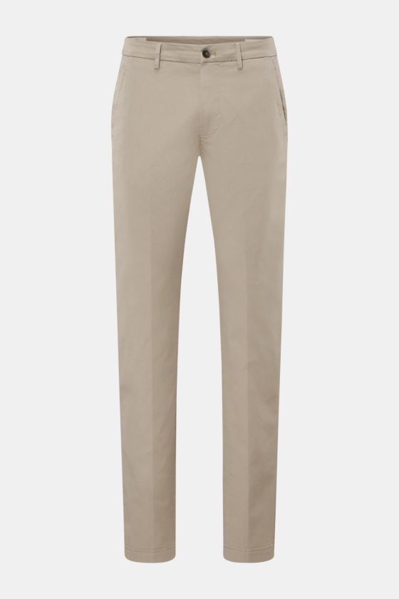 Mason's Chino 'Torino Style' taupe, slim Fit, aus Baumwoll-Lyocell-Twill mit Stretch, frontale Ansicht, niedrige Bundhöhe, französische Taschen. Mason's Chino 'Torino Style' taupe, slim Fit, aus Baumwoll-Lyocell-Twill mit Stretch, frontale Ansicht, niedrige Bundhöhe, französische Taschen.