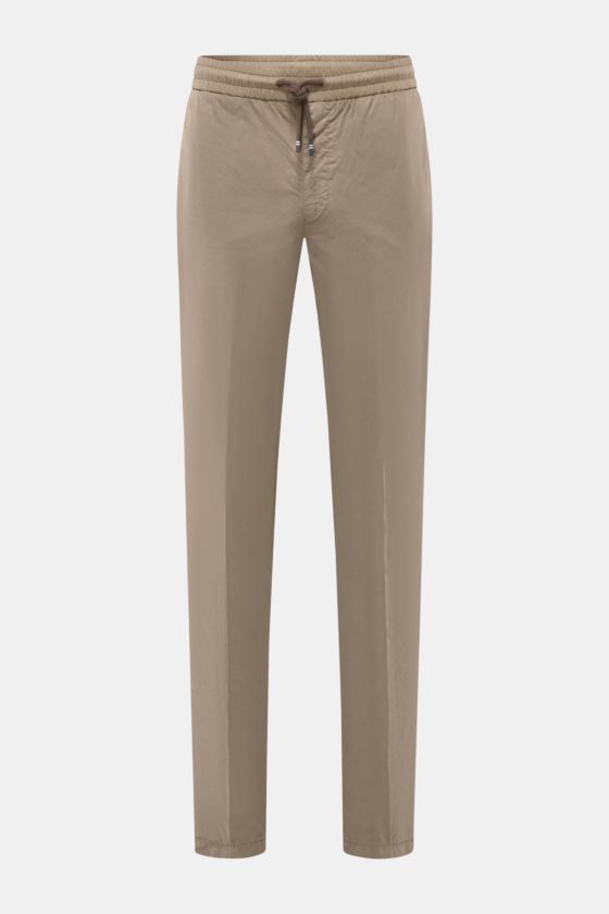 Mason's Jogpants 'New York' taupe, frontale Ansicht, Slim Fit, elastischer Bund mit Tunnelzug, Zip Fly, leichte Baumwoll-Lyocell-Mischung, französische Taschen. Mason's Jogpants 'New York' taupe, frontale Ansicht, Slim Fit, elastischer Bund mit Tunnelzug, Zip Fly, leichte Baumwoll-Lyocell-Mischung, französische Taschen.
