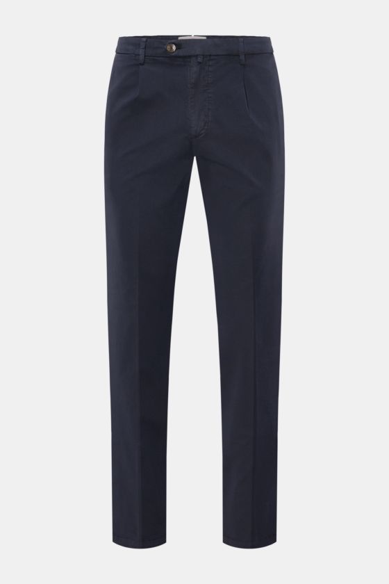 Briglia 1949 Chino dark navy, frontal von oben fotografiert, knöchellang, tapered Fit, Twill aus Tencel und Baumwolle, elastisch, Taschen mit Patte. Briglia 1949 Chino dark navy, frontal von oben fotografiert, knöchellang, tapered Fit, Twill aus Tencel und Baumwolle, elastisch, Taschen mit Patte.