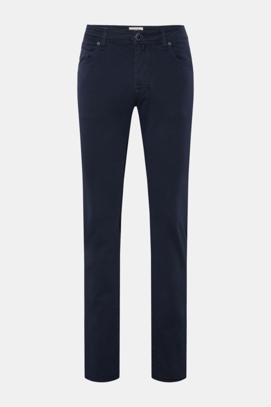 Jacob Cohen Baumwollhose 'Bard' navy, Slim Fit Five-Pocket-Hose aus elastischer, weicher Baumwolle mit Ponyfell-Lederpatch, frontale Ansicht. Jacob Cohen Baumwollhose 'Bard' navy, Slim Fit Five-Pocket-Hose aus elastischer, weicher Baumwolle mit Ponyfell-Lederpatch, frontale Ansicht.