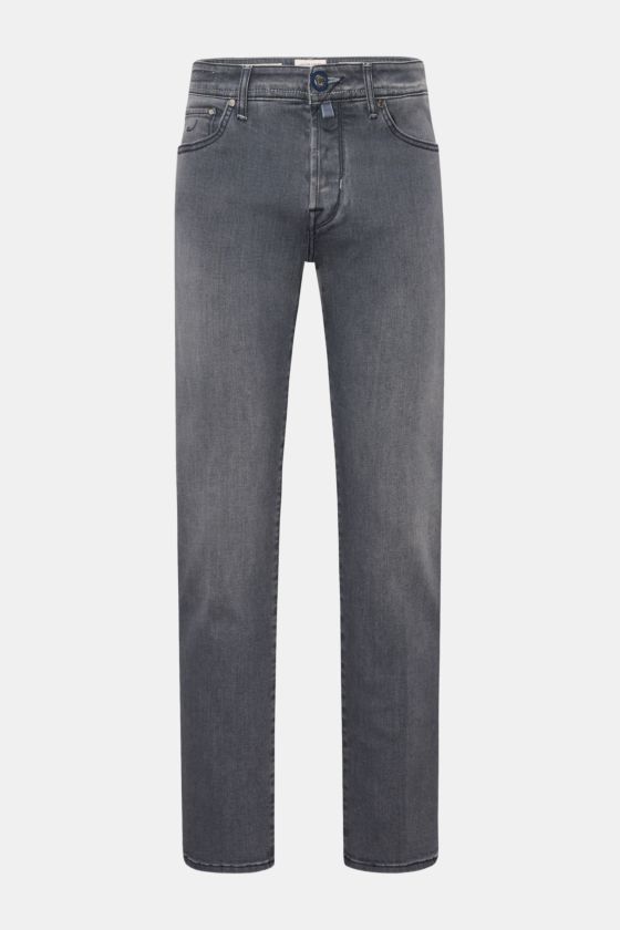 Jacob Cohen Jeans 'Scott' anthrazit, Slim Fit, knöchellang, elastisch, dezente Used-Waschung, Frontansicht mit Button Fly und Five-Pocket-Stil. Jacob Cohen Jeans 'Scott' anthrazit, Slim Fit, knöchellang, elastisch, dezente Used-Waschung, Frontansicht mit Button Fly und Five-Pocket-Stil.