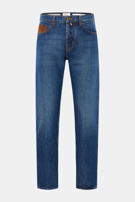 Jacob Cohen Jeans 'Jude' blau, frontal fotografiert, Denim aus reiner Baumwolle, griffig, kontrastierende Nähte, Tapered Fit, reguläre Oberschenkelweite, knöchellang, schmal zulaufend, Button Fly, Five-Pocket-Stil, Münztasche Veloursleder mit Initial, Ges Jacob Cohen Jeans 'Jude' blau, frontal fotografiert, Denim aus reiner Baumwolle, griffig, kontrastierende Nähte, Tapered Fit, reguläre Oberschenkelweite, knöchellang, schmal zulaufend, Button Fly, Five-Pocket-Stil, Münztasche Veloursleder mit Initial, Ges