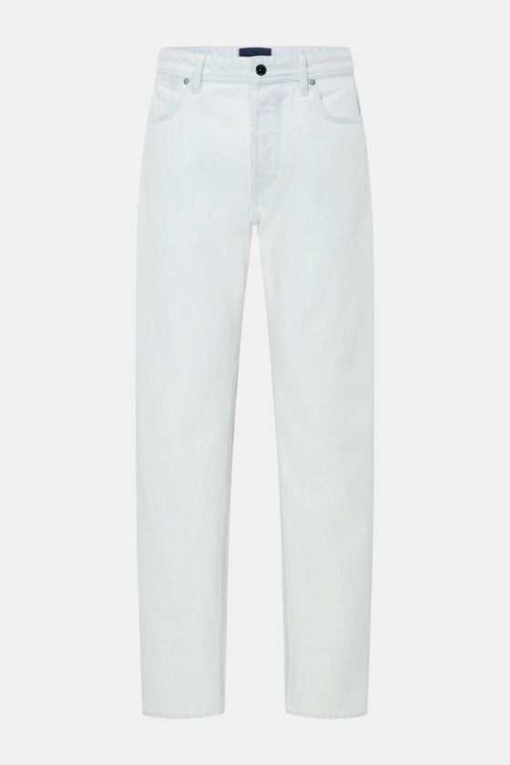 Stone Island Jeans 'Bleach' hellblau, frontale Ansicht, Straight Fit mit Button Fly, Five-Pocket-Stil, Kompass-Badge am Bund. Stone Island Jeans 'Bleach' hellblau, frontale Ansicht, Straight Fit mit Button Fly, Five-Pocket-Stil, Kompass-Badge am Bund.