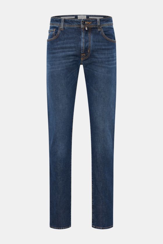 Jacob Cohen Jeans 'Bard' dunkelblau, frontal fotografiert, Slim Fit, leicht elastischer Denim mit dezenter Used-Waschung und Button Fly. Jacob Cohen Jeans 'Bard' dunkelblau, frontal fotografiert, Slim Fit, leicht elastischer Denim mit dezenter Used-Waschung und Button Fly.