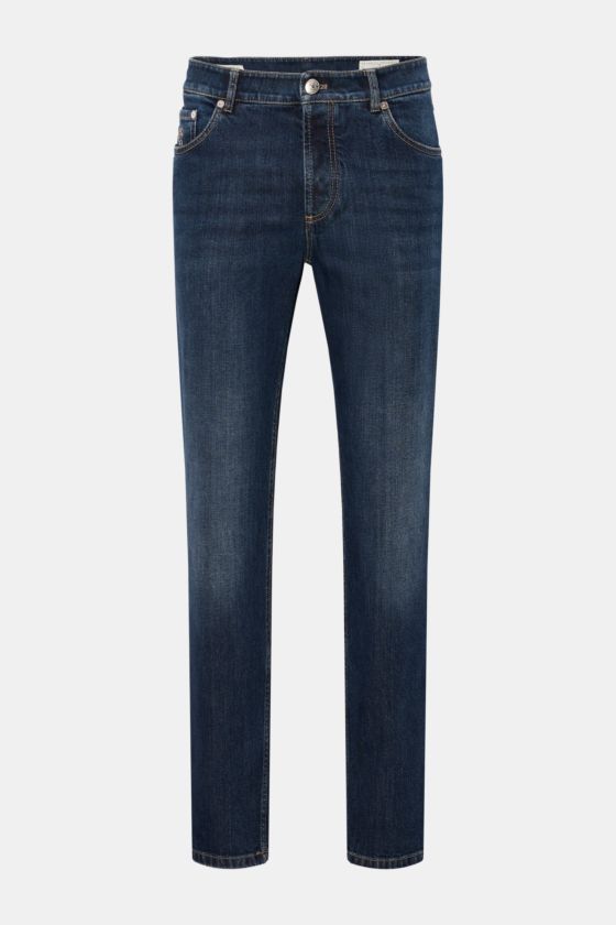 Brunello Cucinelli Jeans 'Traditional Fit' blau, Frontansicht, schmal zulaufend, leichte Used-Waschung, softer Denim, Button Fly, Five-Pocket-Stil, Münztasche mit Logo, Leather Patch. Brunello Cucinelli Jeans 'Traditional Fit' blau, Frontansicht, schmal zulaufend, leichte Used-Waschung, softer Denim, Button Fly, Five-Pocket-Stil, Münztasche mit Logo, Leather Patch.