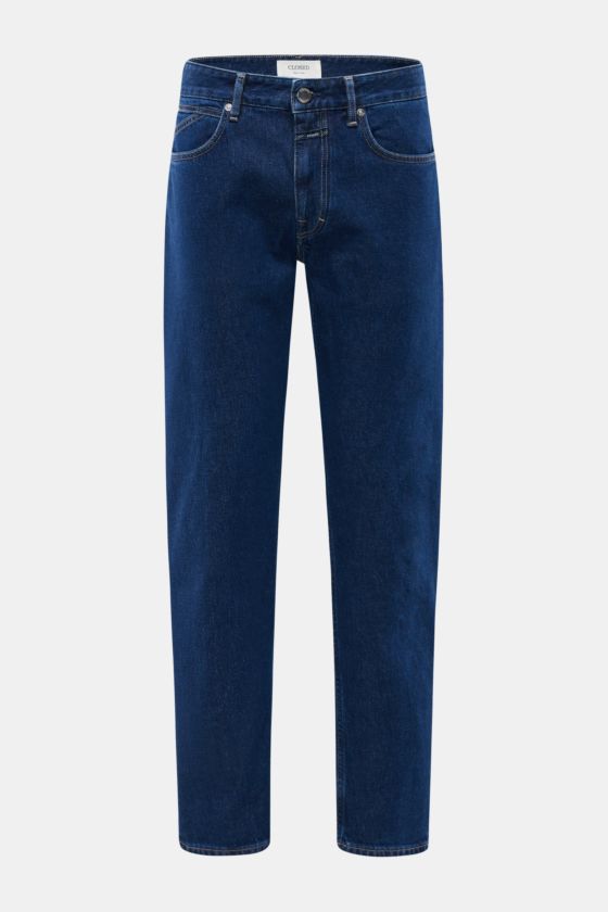 Frontale Aufnahme der Closed Jeans 'Cooper' navy, Regular Fit, Five-Pocket-Stil, robuster Baumwolle mit leichtem Stretch und authentischer Used-Waschung. Frontale Aufnahme der Closed Jeans 'Cooper' navy, Regular Fit, Five-Pocket-Stil, robuster Baumwolle mit leichtem Stretch und authentischer Used-Waschung.