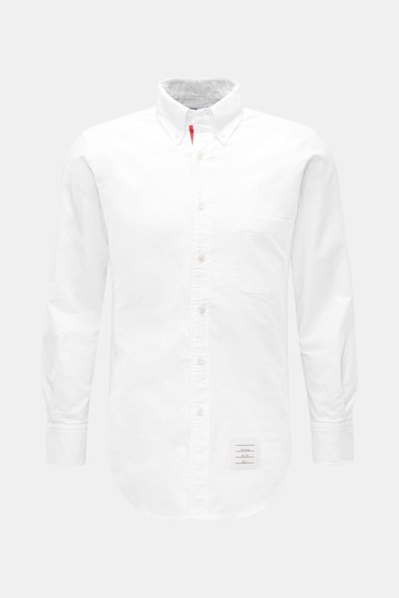 Thom Browne Oxford-Hemd Button-Down-Kragen weiß, frontal fotografiert, aus reiner Baumwolle, Extra Slim Fit, mit Brusttasche, Sportmanschette, gerundetem Saum und Tricolore-Ripsband. Thom Browne Oxford-Hemd Button-Down-Kragen weiß, frontal fotografiert, aus reiner Baumwolle, Extra Slim Fit, mit Brusttasche, Sportmanschette, gerundetem Saum und Tricolore-Ripsband.