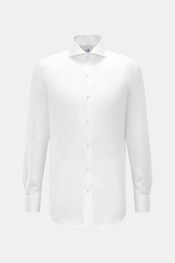 Finamore Oxford-Hemd 'Sergio Milano' Haifisch-Kragen weiß, frontal fotografiert, aus weicher Giza-Baumwolle, Extra Slim Fit, französische Knopfleiste, klassische Sportmanschette, gerundeter Saum. Finamore Oxford-Hemd 'Sergio Milano' Haifisch-Kragen weiß, frontal fotografiert, aus weicher Giza-Baumwolle, Extra Slim Fit, französische Knopfleiste, klassische Sportmanschette, gerundeter Saum.