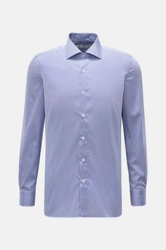 Borrelli Business Hemd 'Luciano' Haifisch-Kragen navy/weiß gestreift, Slim Fit, Popeline aus Baumwolle, glatter Griff, französische Knopfleiste, Sportmanschette, gerundeter Saum, frontale Ansicht. Borrelli Business Hemd 'Luciano' Haifisch-Kragen navy/weiß gestreift, Slim Fit, Popeline aus Baumwolle, glatter Griff, französische Knopfleiste, Sportmanschette, gerundeter Saum, frontale Ansicht.