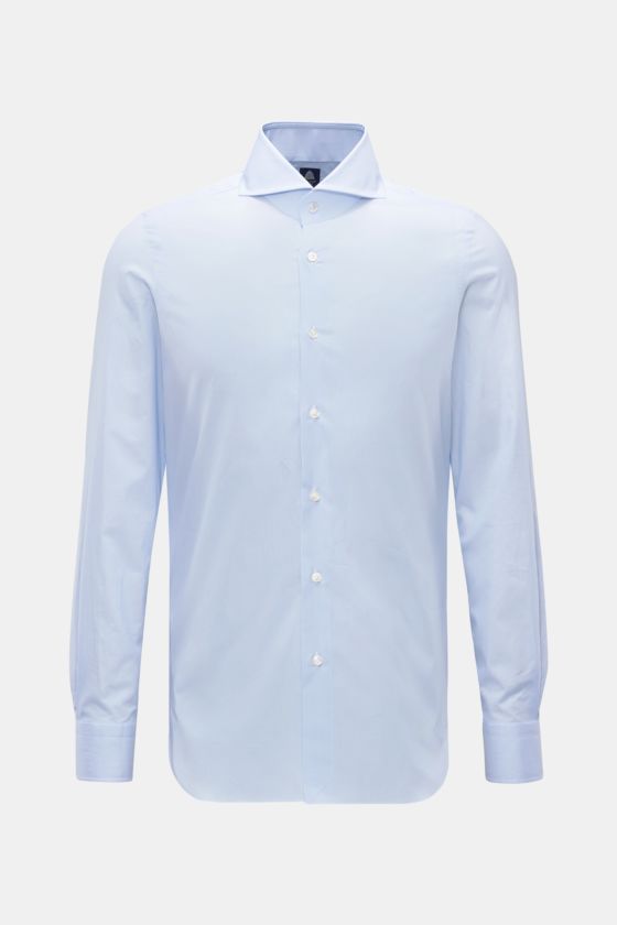 Finamore Business Hemd 'Sergio Napoli' Haifisch-Kragen hellblau/weiß gestreift, Slim Fit, Popeline, feines Streifenmuster, frontal fotografiert. Finamore Business Hemd 'Sergio Napoli' Haifisch-Kragen hellblau/weiß gestreift, Slim Fit, Popeline, feines Streifenmuster, frontal fotografiert.