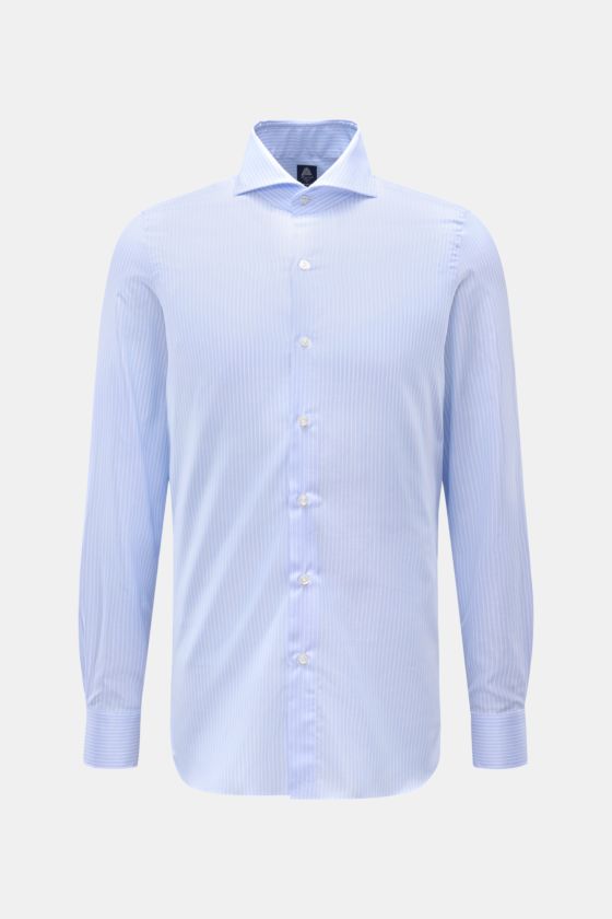 Finamore Business Hemd 'Sergio Napoli' Haifisch-Kragen pastellblau/weiß gestreift, Slim Fit, Panamabindung, glatter Griff, frontal fotografiert. Finamore Business Hemd 'Sergio Napoli' Haifisch-Kragen pastellblau/weiß gestreift, Slim Fit, Panamabindung, glatter Griff, frontal fotografiert.