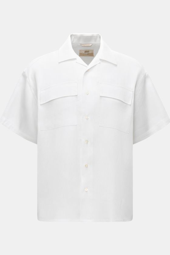 Weißes Marco Pescarolo Kurzarmhemd mit kubanischem Kragen, glattem Griff; Oversized Fit, aufgesetzte Taschen, frontal fotografiert. Weißes Marco Pescarolo Kurzarmhemd mit kubanischem Kragen, glattem Griff; Oversized Fit, aufgesetzte Taschen, frontal fotografiert.