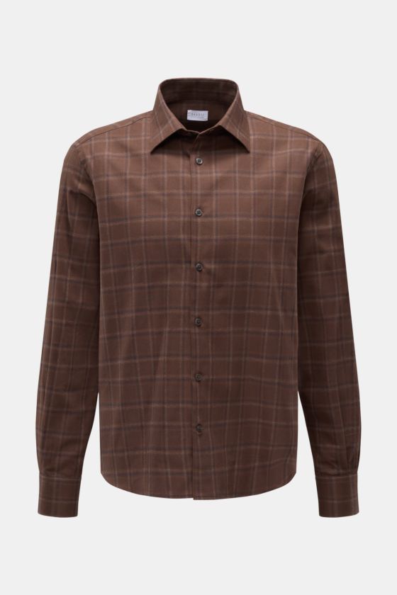 Frontale Ansicht des 04651/ A trip in a bag Flanellhemd Kent-Kragen braun/dunkelgrün/bordeaux kariert aus feinem Baumwoll-Twill, Regular Fit. Frontale Ansicht des 04651/ A trip in a bag Flanellhemd Kent-Kragen braun/dunkelgrün/bordeaux kariert aus feinem Baumwoll-Twill, Regular Fit.