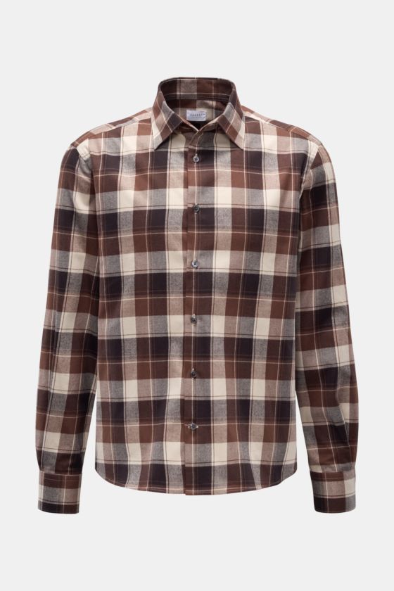 04651/ A trip in a bag Flanellhemd Kent-Kragen braun/anthrazit/creme kariert, frontale Ansicht, Twill aus Baumwolle, weicher Griff, Regular Fit, französische Knopfleiste, Sportmanschette, gerundeter Saum. 04651/ A trip in a bag Flanellhemd Kent-Kragen braun/anthrazit/creme kariert, frontale Ansicht, Twill aus Baumwolle, weicher Griff, Regular Fit, französische Knopfleiste, Sportmanschette, gerundeter Saum.