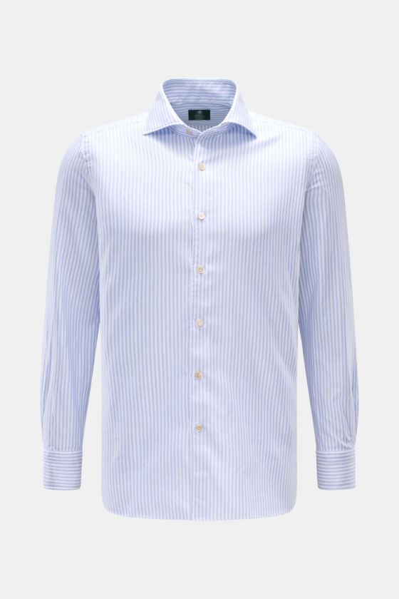 Borrelli Casual Hemd 'Ettore' Haifisch-Kragen hellblau/weiß gestreift, Extra Slim Fit aus Baumwolltwill, frontal, mit Perlmuttknöpfen. Borrelli Casual Hemd 'Ettore' Haifisch-Kragen hellblau/weiß gestreift, Extra Slim Fit aus Baumwolltwill, frontal, mit Perlmuttknöpfen.