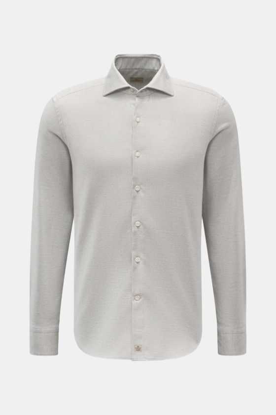 Frontale Nahaufnahme des Sonrisa Casual Hemd Haifisch-Kragen hellgrau aus 100% reiner Baumwolle mit Slim Fit, weichem Griff, französischer Knopfleiste, klassischer Sportmanschette, leicht gerundetem Saum und kleinem Weblabel. Frontale Nahaufnahme des Sonrisa Casual Hemd Haifisch-Kragen hellgrau aus 100% reiner Baumwolle mit Slim Fit, weichem Griff, französischer Knopfleiste, klassischer Sportmanschette, leicht gerundetem Saum und kleinem Weblabel.