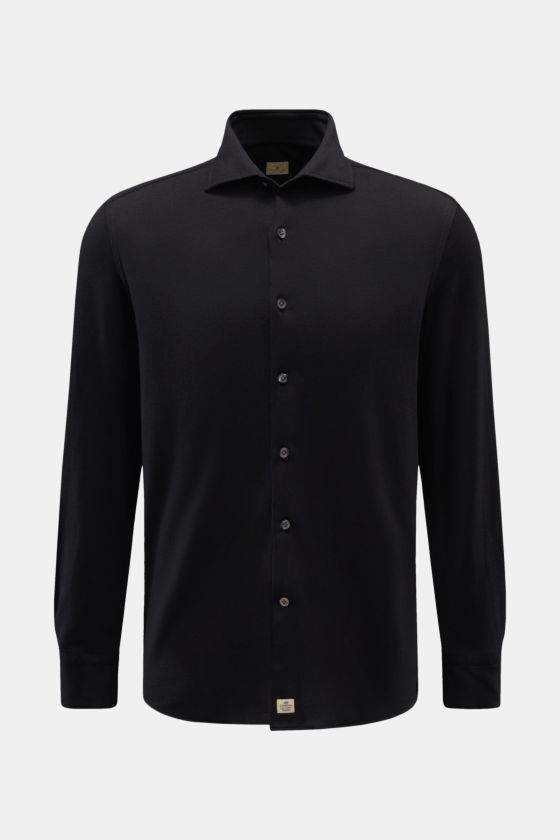 Frontale Ansicht des schwarzen Sonrisa Jersey-Hemd Haifisch-Kragen mit Slim Fit, weichem Griff, Baumwolle-Lyocell-Mix, französischer Knopfleiste, Sportmanschette und leicht gerundetem Saum. Frontale Ansicht des schwarzen Sonrisa Jersey-Hemd Haifisch-Kragen mit Slim Fit, weichem Griff, Baumwolle-Lyocell-Mix, französischer Knopfleiste, Sportmanschette und leicht gerundetem Saum.