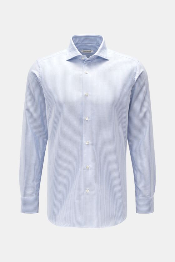 Guglielminotti Oxfordhemd Haifisch-Kragen blau/weiß gestreift, Slim Fit, Oxford reine Baumwolle, stabile Qualität, klassische Sportmanschette, französische Knopfleiste, schmale Rückenpasse, Taillenabnäher, gerundeter Saum, frontale Ansicht. Guglielminotti Oxfordhemd Haifisch-Kragen blau/weiß gestreift, Slim Fit, Oxford reine Baumwolle, stabile Qualität, klassische Sportmanschette, französische Knopfleiste, schmale Rückenpasse, Taillenabnäher, gerundeter Saum, frontale Ansicht.