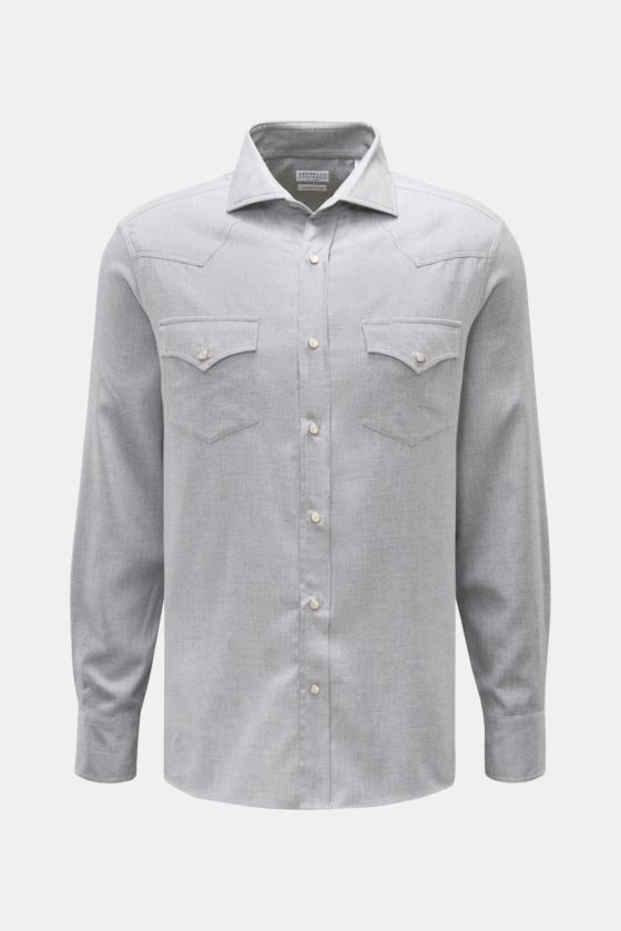 Brunello Cucinelli Casual Hemd Haifisch-Kragen grau meliert, frontal fotografiert, Mix aus Baumwolle und Lyocell, softer Griff, tonalem Fischgrat, Regular Fit, aufgesetzte Brusttaschen mit Patte, Schulterpasse im Wester-Stil, geschwungene Rückenpasse, kla Brunello Cucinelli Casual Hemd Haifisch-Kragen grau meliert, frontal fotografiert, Mix aus Baumwolle und Lyocell, softer Griff, tonalem Fischgrat, Regular Fit, aufgesetzte Brusttaschen mit Patte, Schulterpasse im Wester-Stil, geschwungene Rückenpasse, kla