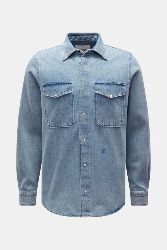 Closed Jeanshemd Kent-Kragen rauchblau in Frontansicht, aus reiner Baumwolle mit Brusttaschen, Perlmutt-Druckknöpfen, Regular Fit und gerundetem Saum. Closed Jeanshemd Kent-Kragen rauchblau in Frontansicht, aus reiner Baumwolle mit Brusttaschen, Perlmutt-Druckknöpfen, Regular Fit und gerundetem Saum.