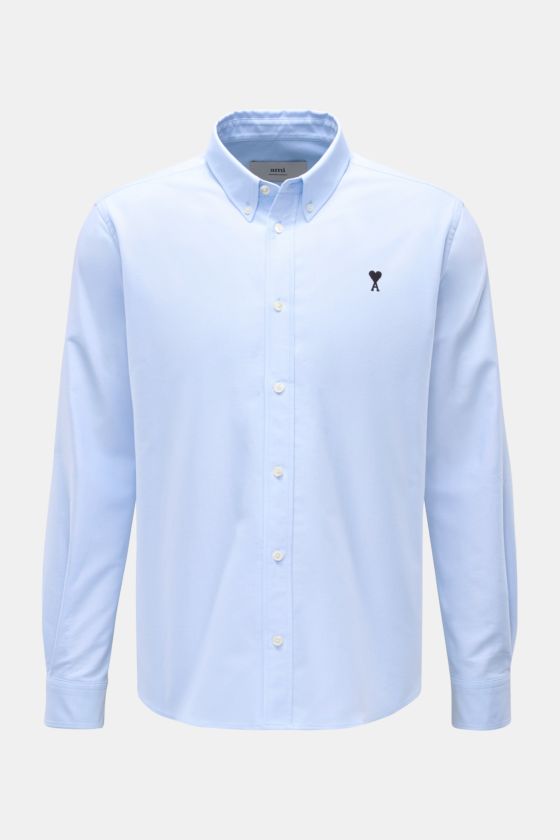 Vorderansicht des Ami Paris Oxford-Hemd Button-Down-Kragen hellblau aus reiner Baumwolle im Oversized Fit mit leichter Struktur, klassischer Sportmanschette, aufgesetzter Knopfleiste, rundem Saum und markentypischem Brust-Stick. Vorderansicht des Ami Paris Oxford-Hemd Button-Down-Kragen hellblau aus reiner Baumwolle im Oversized Fit mit leichter Struktur, klassischer Sportmanschette, aufgesetzter Knopfleiste, rundem Saum und markentypischem Brust-Stick.