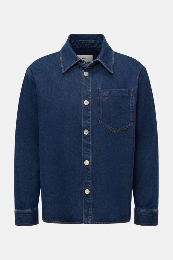 Ami Paris Jeans-Overshirt dunkelblau aus reiner Baumwolle, Oversize Fit, Frontansicht mit Umlegekragen, Brusttasche mit Stick und Knopfleiste. Ami Paris Jeans-Overshirt dunkelblau aus reiner Baumwolle, Oversize Fit, Frontansicht mit Umlegekragen, Brusttasche mit Stick und Knopfleiste.