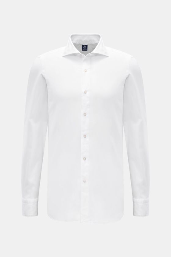 Frontal fotografiertes Finamore Flanellhemd 'Edoardo Gaeta' Haifisch-Kragen weiß aus Baumwolle, soft, Regular Fit, extralange Ärmel, französische Knopfleiste, Sportmanschette, gerundeter Saum. Frontal fotografiertes Finamore Flanellhemd 'Edoardo Gaeta' Haifisch-Kragen weiß aus Baumwolle, soft, Regular Fit, extralange Ärmel, französische Knopfleiste, Sportmanschette, gerundeter Saum.