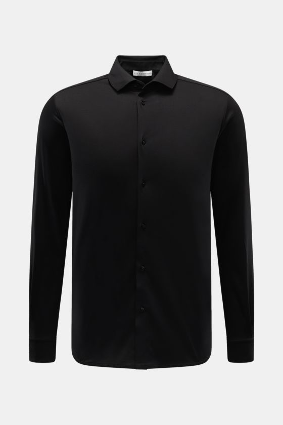 Kiefermann Jersey-Hemd 'Elandorio' Haifisch-Kragen schwarz, slim fit, mercerisierter Baumwolljersey, glatter Griff, frontal fotografiert. Kiefermann Jersey-Hemd 'Elandorio' Haifisch-Kragen schwarz, slim fit, mercerisierter Baumwolljersey, glatter Griff, frontal fotografiert.