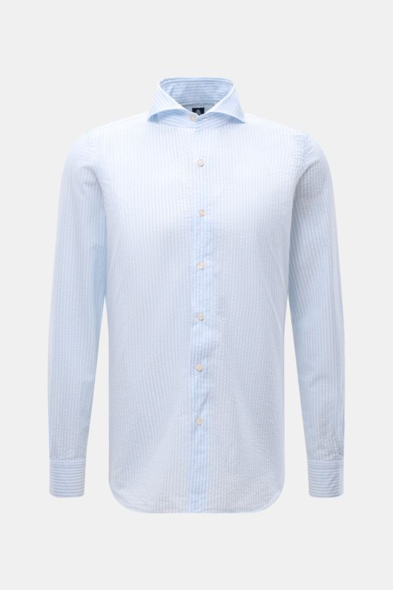 Finamore Seersucker-Hemd 'Sergio Gaeta' Haifisch-Kragen weiß/hellblau gestreift, Slim Fit, Seersucker, weicher Griff, Sportmanschette, frontal fotografiert. Finamore Seersucker-Hemd 'Sergio Gaeta' Haifisch-Kragen weiß/hellblau gestreift, Slim Fit, Seersucker, weicher Griff, Sportmanschette, frontal fotografiert.
