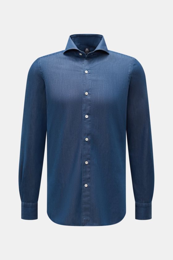 Frontale Aufnahme des Finamore Jeanshemds 'Sergio Gaeta' Haifisch-Kragen dunkelblau aus leichter Baumwolle mit französischer Knopfleiste, Regular Fit, extralangen Ärmeln und gerundetem Saum. Frontale Aufnahme des Finamore Jeanshemds 'Sergio Gaeta' Haifisch-Kragen dunkelblau aus leichter Baumwolle mit französischer Knopfleiste, Regular Fit, extralangen Ärmeln und gerundetem Saum.