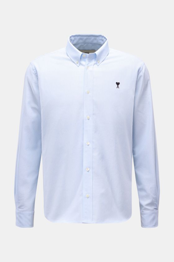 Ami Paris Oxford-Hemd Button-Down-Kragen hellblau/weiß gestreift, Oversize, reine Baumwolle, Frontansicht mit Knopfleiste und Brust-Stick. Ami Paris Oxford-Hemd Button-Down-Kragen hellblau/weiß gestreift, Oversize, reine Baumwolle, Frontansicht mit Knopfleiste und Brust-Stick.