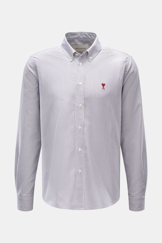 Frontale Aufnahme des Ami Paris Casual Hemd Button-Down-Kragen schwarz/weiß gestreift mit klassischem Streifen-Design, rotem Logo, reiner Baumwolle, weichem Griff, Oversized Fit, aufgesetzter Knopfleiste und leicht gerundetem Saum. Frontale Aufnahme des Ami Paris Casual Hemd Button-Down-Kragen schwarz/weiß gestreift mit klassischem Streifen-Design, rotem Logo, reiner Baumwolle, weichem Griff, Oversized Fit, aufgesetzter Knopfleiste und leicht gerundetem Saum.