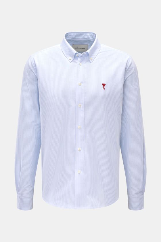 Ami Paris Casual Hemd Button-Down-Kragen hellblau/weiß gestreift, aus reiner Baumwolle, Oversized Fit, weicher Griff, frontale Ansicht mit klassischer Knopfleiste und rotem Logo. Ami Paris Casual Hemd Button-Down-Kragen hellblau/weiß gestreift, aus reiner Baumwolle, Oversized Fit, weicher Griff, frontale Ansicht mit klassischer Knopfleiste und rotem Logo.