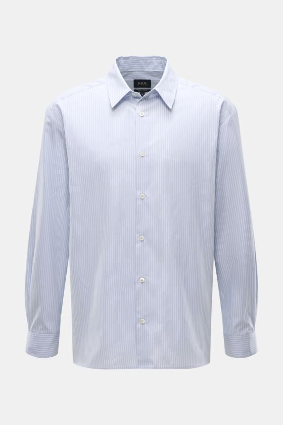 A.P.C. Casual Hemd 'Malo' Kent-Kragen hellblau/weiß gestreift, frontale Nahaufnahme, reine Baumwolle, Oversized Fit, französische Knopfleiste. A.P.C. Casual Hemd 'Malo' Kent-Kragen hellblau/weiß gestreift, frontale Nahaufnahme, reine Baumwolle, Oversized Fit, französische Knopfleiste.