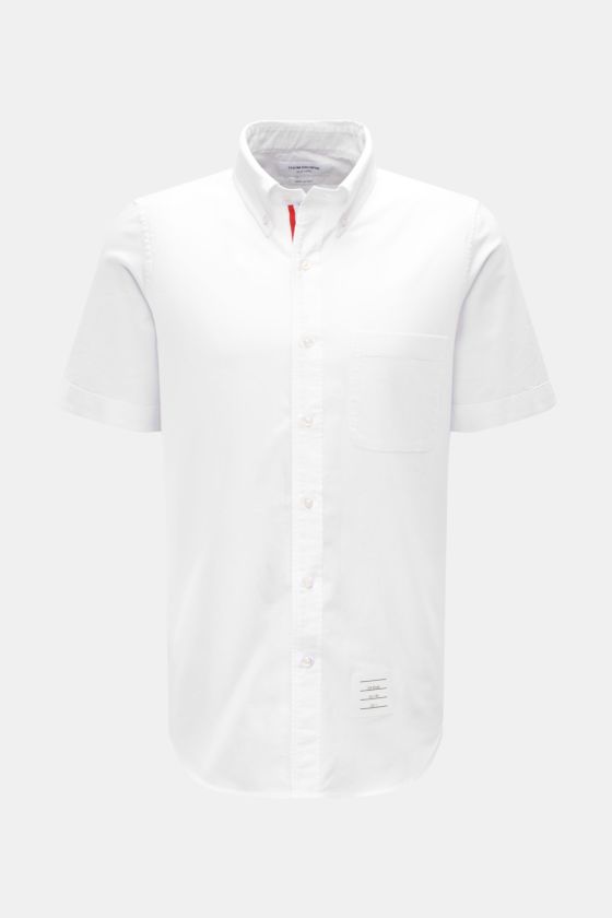 Thom Browne Kurzarmhemd Button-Down-Kragen weiß, Frontansicht, Oxford-Baumwolle, Regular Fit, Brusttasche, Knopfleiste, weicher Griff, leicht gerundeter Saum. Thom Browne Kurzarmhemd Button-Down-Kragen weiß, Frontansicht, Oxford-Baumwolle, Regular Fit, Brusttasche, Knopfleiste, weicher Griff, leicht gerundeter Saum.