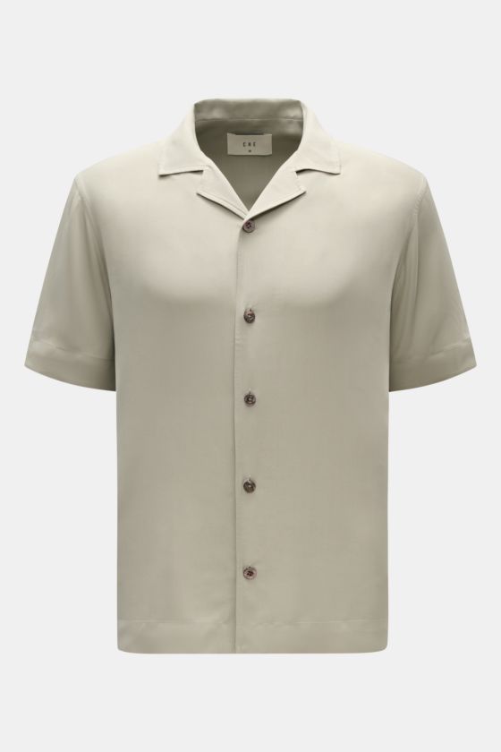 Ché Kurzarmhemd 'Valbonne' Kubanischer Kragen salbei, oversized, vorn mit Knopfleiste, kurze Ärmel, weiche Viskose, frontale Produktaufnahme. Ché Kurzarmhemd 'Valbonne' Kubanischer Kragen salbei, oversized, vorn mit Knopfleiste, kurze Ärmel, weiche Viskose, frontale Produktaufnahme.