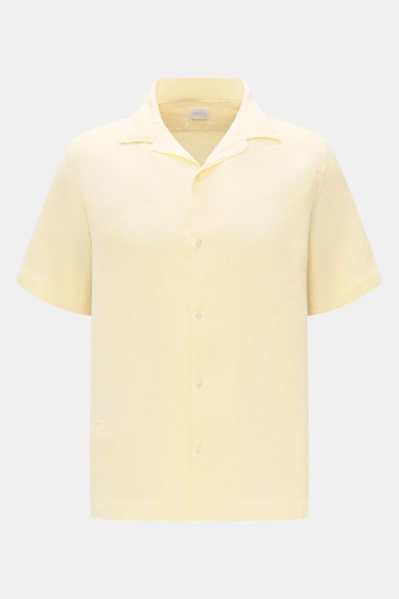 04651/ A trip in a bag Leinen-Kurzarmhemd Kubanischer Kragen pastellgelb, frontale Nahaufnahme, reines Leinen, luftige Qualität, Regular Fit, kurze Ärmel, französische Knopfleiste, kleine Münztasche, gerader Saum mit kurzen Schlitzen. 04651/ A trip in a bag Leinen-Kurzarmhemd Kubanischer Kragen pastellgelb, frontale Nahaufnahme, reines Leinen, luftige Qualität, Regular Fit, kurze Ärmel, französische Knopfleiste, kleine Münztasche, gerader Saum mit kurzen Schlitzen.