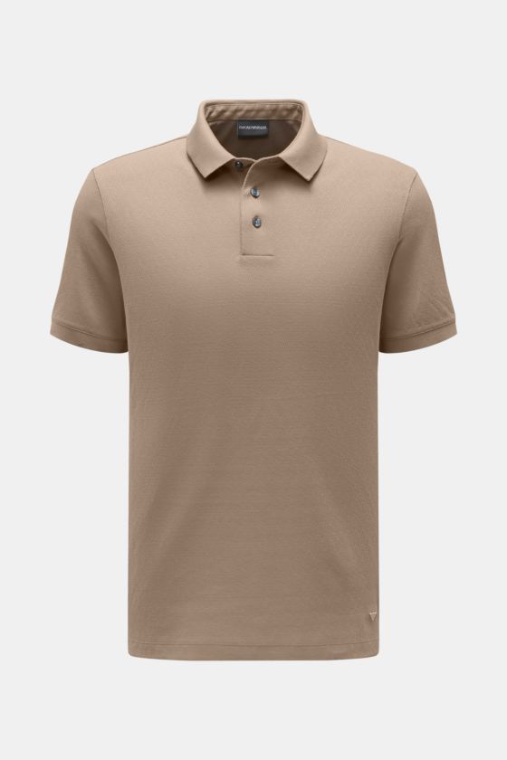 Emporio Armani Poloshirt taupe in Slim Fit, aus Baumwoll-Jersey mit feiner Strukturoptik, Polokragen und Drei-Knopf-Leiste, frontal fotografiert. Emporio Armani Poloshirt taupe in Slim Fit, aus Baumwoll-Jersey mit feiner Strukturoptik, Polokragen und Drei-Knopf-Leiste, frontal fotografiert.