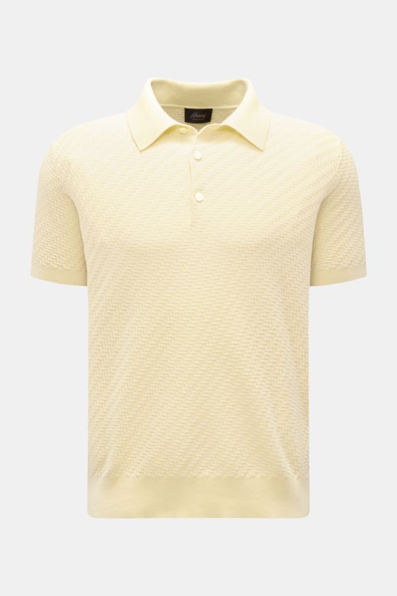 Brioni Kurzarm-Strickpolo pastellgelb, frontal fotografiert, aus Baumwolle, Seide, Cashmere mit Intreccio-Muster, Polokragen, Perlmuttknöpfen. Brioni Kurzarm-Strickpolo pastellgelb, frontal fotografiert, aus Baumwolle, Seide, Cashmere mit Intreccio-Muster, Polokragen, Perlmuttknöpfen.