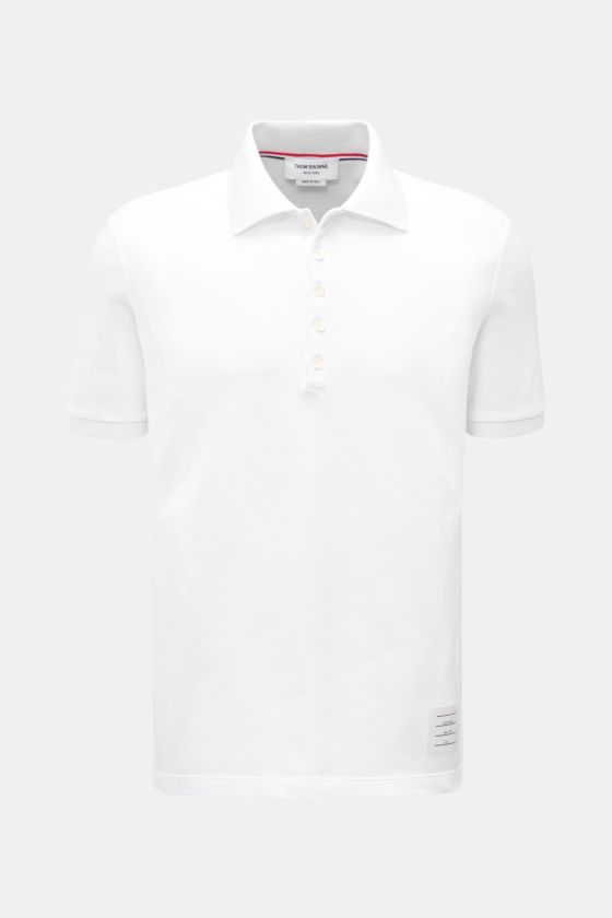 Thom Browne Poloshirt weiß, Slim Fit, aus reiner Baumwolle mit klassischem Polokragen, Fünf-Knopf-Leiste, Rippbündchen, elastischen Einsätzen, frontale Ansicht. Thom Browne Poloshirt weiß, Slim Fit, aus reiner Baumwolle mit klassischem Polokragen, Fünf-Knopf-Leiste, Rippbündchen, elastischen Einsätzen, frontale Ansicht.
