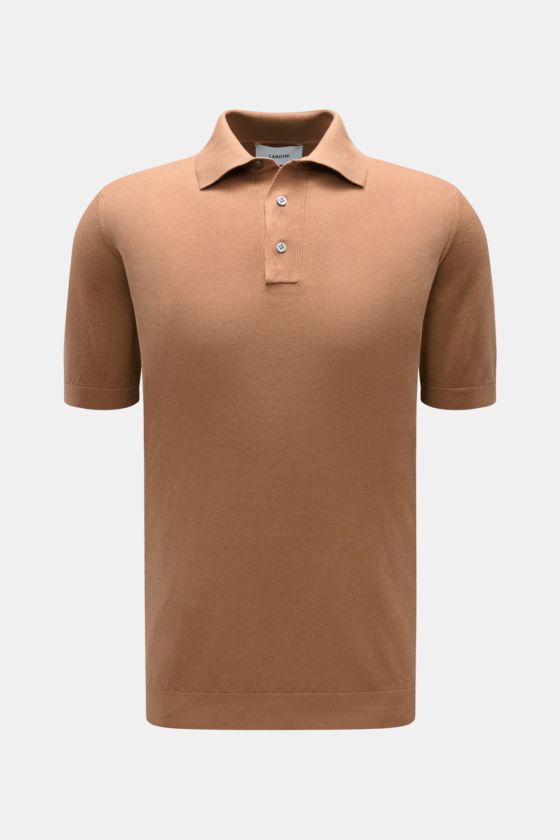 Lardini Kurzarm-Strickpolo hellbraun, Slim Fit, reine Baumwolle, feines Piqué-Strickmuster, Polokragen, Drei-Knopf-Leiste, Rippbündchen, frontale Ansicht. Lardini Kurzarm-Strickpolo hellbraun, Slim Fit, reine Baumwolle, feines Piqué-Strickmuster, Polokragen, Drei-Knopf-Leiste, Rippbündchen, frontale Ansicht.