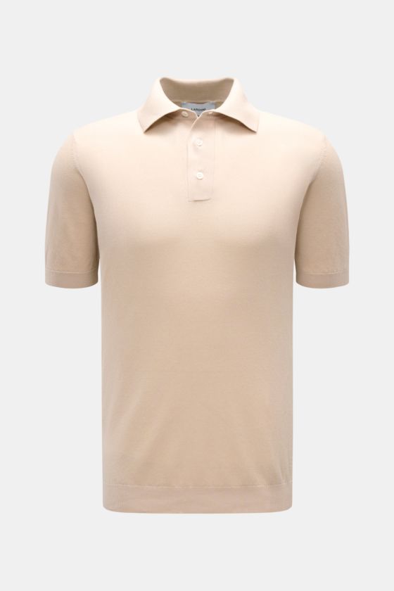 Lardini Kurzarm-Strickpolo beige, Slim Fit, reine Baumwolle mit feinem Piqué-Strickmuster, Polokragen, Drei-Knopf-Leiste, flexible Rippbündchen, frontal fotografiert. Lardini Kurzarm-Strickpolo beige, Slim Fit, reine Baumwolle mit feinem Piqué-Strickmuster, Polokragen, Drei-Knopf-Leiste, flexible Rippbündchen, frontal fotografiert.