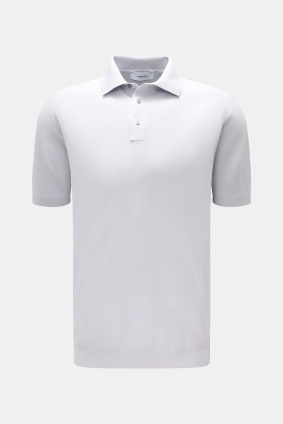Lardini Kurzarm-Strickpolo rauchblau, Slim Fit, reine Baumwolle, feines Piqué, Polokragen, Drei-Knopf-Leiste, flexible Rippbündchen, Frontansicht. Lardini Kurzarm-Strickpolo rauchblau, Slim Fit, reine Baumwolle, feines Piqué, Polokragen, Drei-Knopf-Leiste, flexible Rippbündchen, Frontansicht.