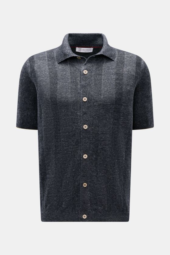 Brunello Cucinelli Kurzarm-Strickhemd anthrazit meliert, frontal fotografiert, mit klassischem Umlegekragen, glatter Knopfleiste, Streifenstrickmuster, Regular Fit aus Leinen-Baumwoll-Mix. Brunello Cucinelli Kurzarm-Strickhemd anthrazit meliert, frontal fotografiert, mit klassischem Umlegekragen, glatter Knopfleiste, Streifenstrickmuster, Regular Fit aus Leinen-Baumwoll-Mix.