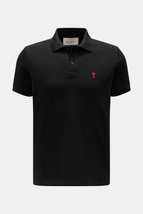 Ami Paris Poloshirt schwarz aus Baumwoll-Piqué, slim fit, unisex, mit Polokragen, Zwei-Knopf-Leiste, rotem A-Stitching, elastischen Ärmelbündchen, kurze Saumschlitze, frontal fotografiert. Ami Paris Poloshirt schwarz aus Baumwoll-Piqué, slim fit, unisex, mit Polokragen, Zwei-Knopf-Leiste, rotem A-Stitching, elastischen Ärmelbündchen, kurze Saumschlitze, frontal fotografiert.